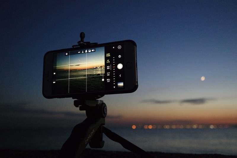 夜の海をスマホカメラで撮影している様子