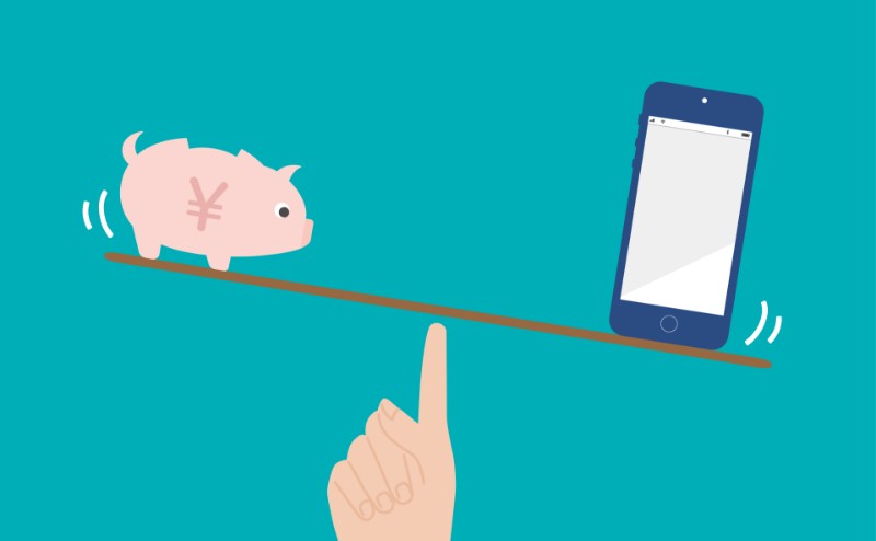 スマホとお金が天秤にかけられているイラスト